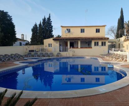 Foto de la piscina al aire libre disponible todo el año del hotel.