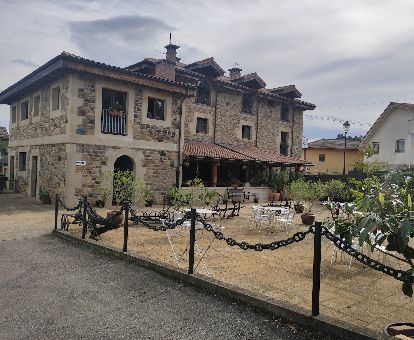 Edificio de piedra de esta coqueta posada rural con zona exterior.