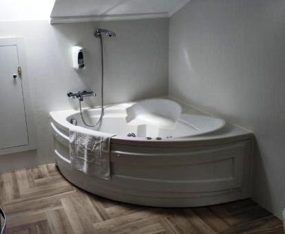 Bañera de hidromasaje privada de la habitación deluxe de cama grande del hotel.