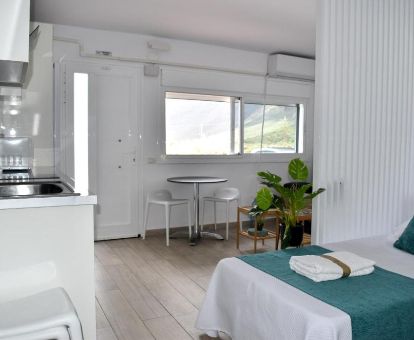 Interior de uno de los acogedores estudios de este establecimiento.