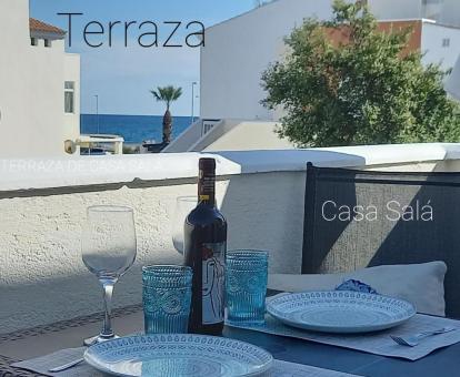 Foto de las instalaciones de este hotel con vistas al mar.