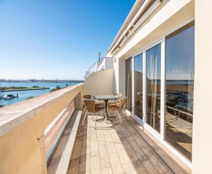 Foto de la terraza con vistas al mar de uno de los apartamentos.