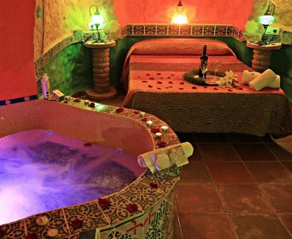 Una de las habitaciones con bañera de hidromasaje privada de este fabuloso alojamiento romántico de casas cueva.