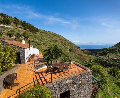 Hermoso establecimiento rural de casas independientes con terraza y hermosas vistas al paisaje que la rodea.