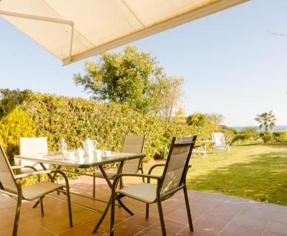 Foto de la terraza ajardinada con vistas al mar de una de las casas.