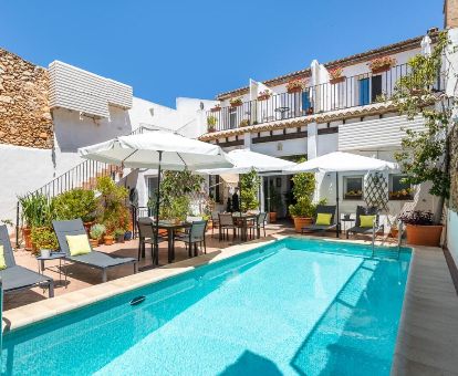 Agradable zona exterior con piscina y mobiliario de este coqueto hotel ideal para parejas.