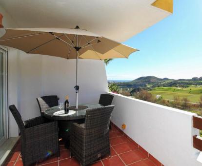 Foto del balcón amueblado con vistas al mar de este apartamento.