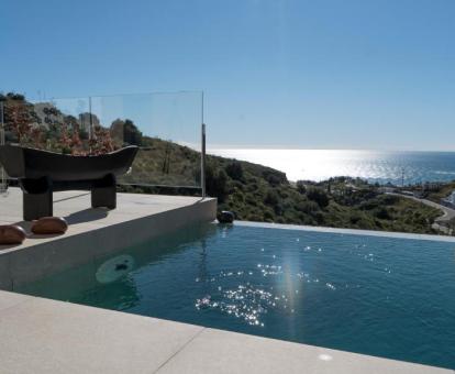 Foto de la piscina infinita con espectaculares vistas al mar y a los alrededores.