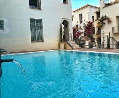 Foto de la piscina al aire libre disponible todo el año de este alojamiento.