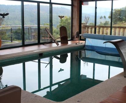 Foto de la piscina cubierta disponible todo el año con elementos de hidroterapia.