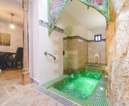 Bañera de hidromasaje privada de la casa de un dormitorio de este maravilloso complejo rural.