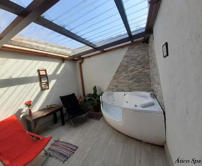 Fabuloso espacio de bienestar con jacuzzi privado de este apartamento ideal para parejas.
