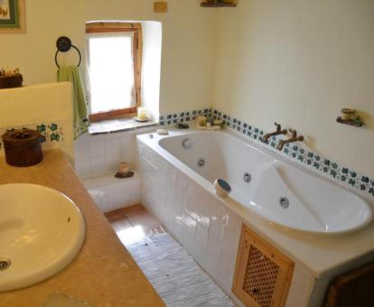Foto de la bañera de hidromasajes privada de esta acogedora casa rural.