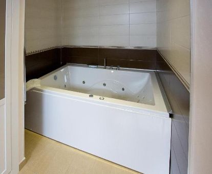 Espacio con gran jacuzzi privado del apartamento superior del establecimiento.