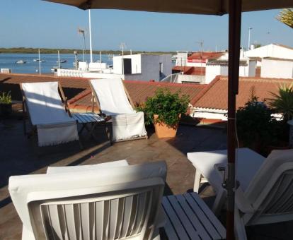 Foto de la terraza solarium con vistas al mar de este alojamiento.