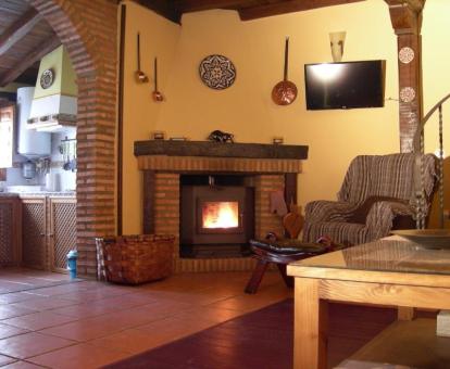 Foto de la acogedora sala de estar con chimenea de esta bonita casa rural.