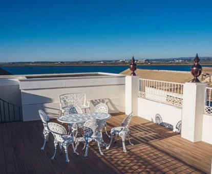 Foto de la terraza privada con vistas al mar de uno de los apartamentos.
