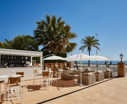 Terraza con mobiliario y vistas al mar de este coqueto hotel ideal para parejas.