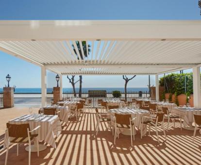 Foto de las instalaciones de este hotel con vistas al mar.