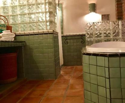 Foto de la bañera de hidromasaje privada de una de las habitaciones del hotel.