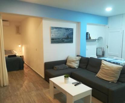 Foto de las instalaciones de este hotel con vistas al mar.