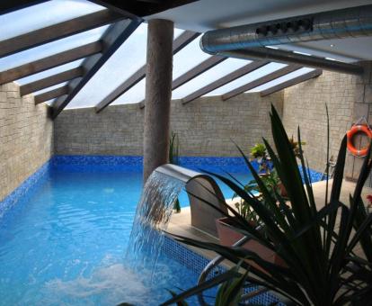 Foto de la piscina cubierta con elementos de hidroterapia disponible todo el año.