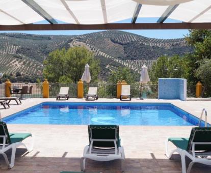 Foto de la piscina al aire libre disponible todo el año de este hotel.