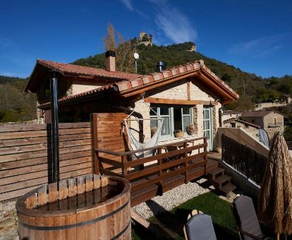 Coqueto apartamento con jardín privado y bañera al aire libre de este establecimiento.