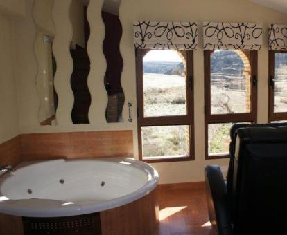 Foto de la bañera de hidromasaje en el dormitorio y con vistas al exterior de la casa.