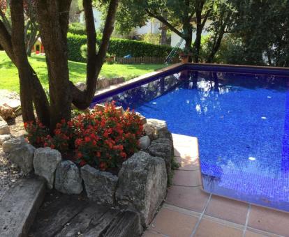 Foto de la zona de jardÃ­n y piscina privada de esta acogedora casa rural.
