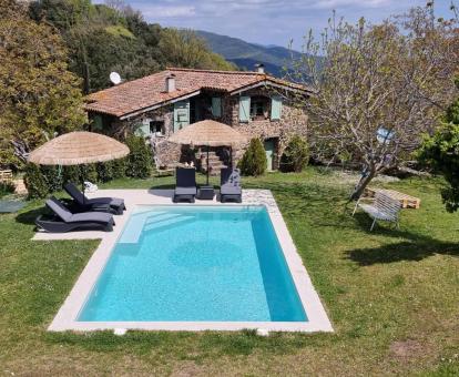 Foto de esta bonita casa rural con jardín y piscina privada.