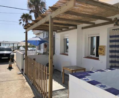 Foto de esta bonita casa de playa con terraza y dos dormitorios.