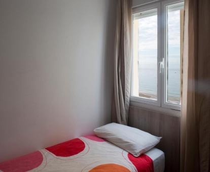 Foto de una de las habitaciones con vistas al mar de esta casa independiente.
