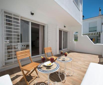 Foto de la terraza amueblada con vistas al mar de esta coqueta casa.