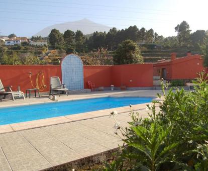 Foto de la zona exterior de esta amplia casa rural con piscina privada y solarium.