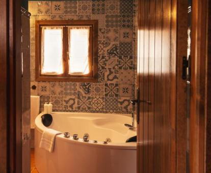 Foto de la bañera de hidromasajes privada de uno de los bungalows.