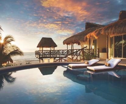 Foto de la piscina al aire libre de este hotel todo incluido junto al mar.