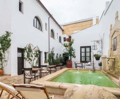 Foto de la piscina al aire libre disponible todo el año de este acogedor hotel.