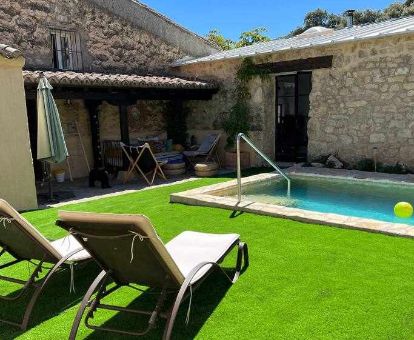 Agradable espacio exterior con mobiliario y piscina privada de esta casa independiente.