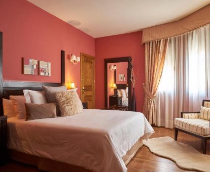 Acogedora habitación de estilo tradicional de este hotel rural ideal para estancias en pareja.