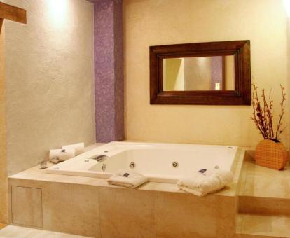 Foto de la bañera de hidromasaje privada de la Suite Presidencial del hotel.