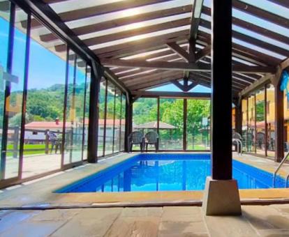 Foto de la piscina cubierta al aire libre disponible todo el año del hotel.