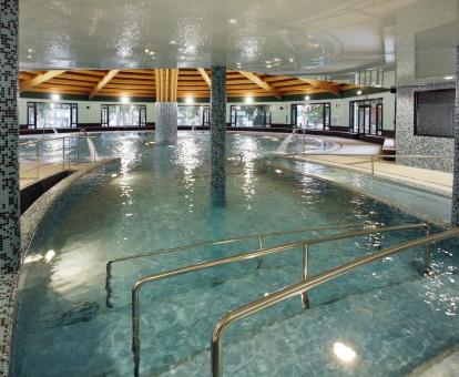 Foto del spa del alojamiento con una amplia piscina de hidroterapia.
