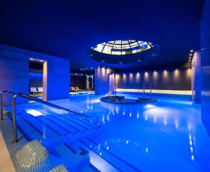 Fabulosa piscina con elementos de hidroterapia de este maravilloso hotel romántico.