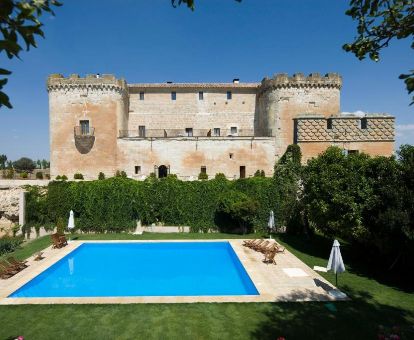Fabuloso castillo histórico que alberga un hotel ideal para estancias en pareja con jardín y piscina.