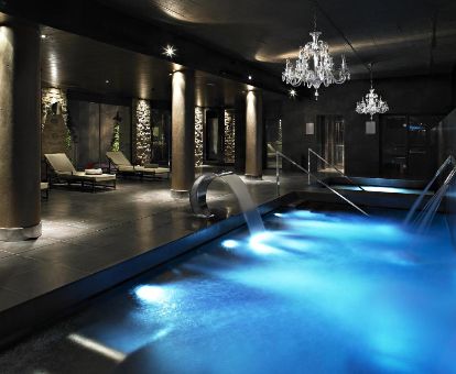Elegante espacio de bienestar con piscina de hidroterapia de este fabuloso hotel para parejas.