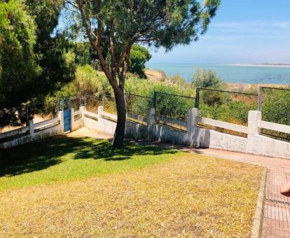 Foto de la amplia zona exterior con vistas al mar de este alojamiento.