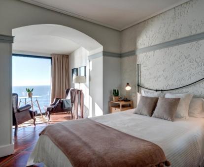 Foto de una de las habitaciones con vistas al mar del hotel.