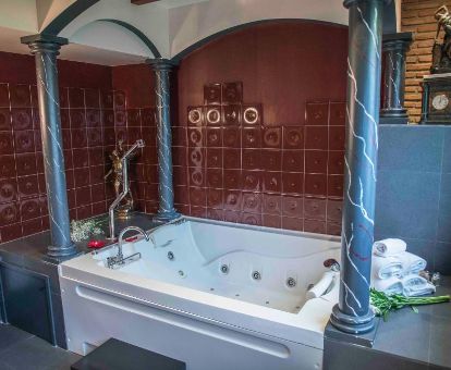 Fabuloso espacio con bañera de hidromasaje privada en una de las suites de este hotel romántico.