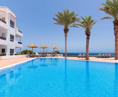 Foto de la piscina al aire libre disponible todo el año de este hotel.